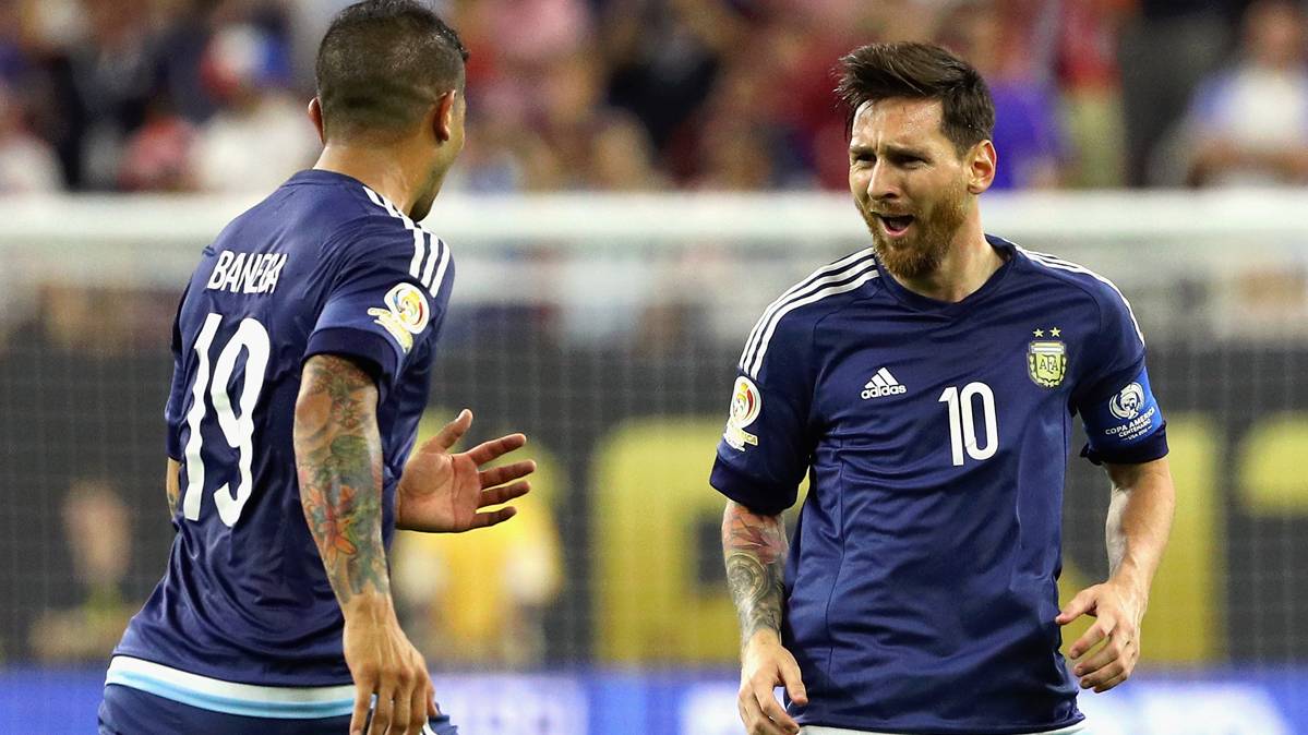 Leo Messi, celebrating the golazo to United States with Banega