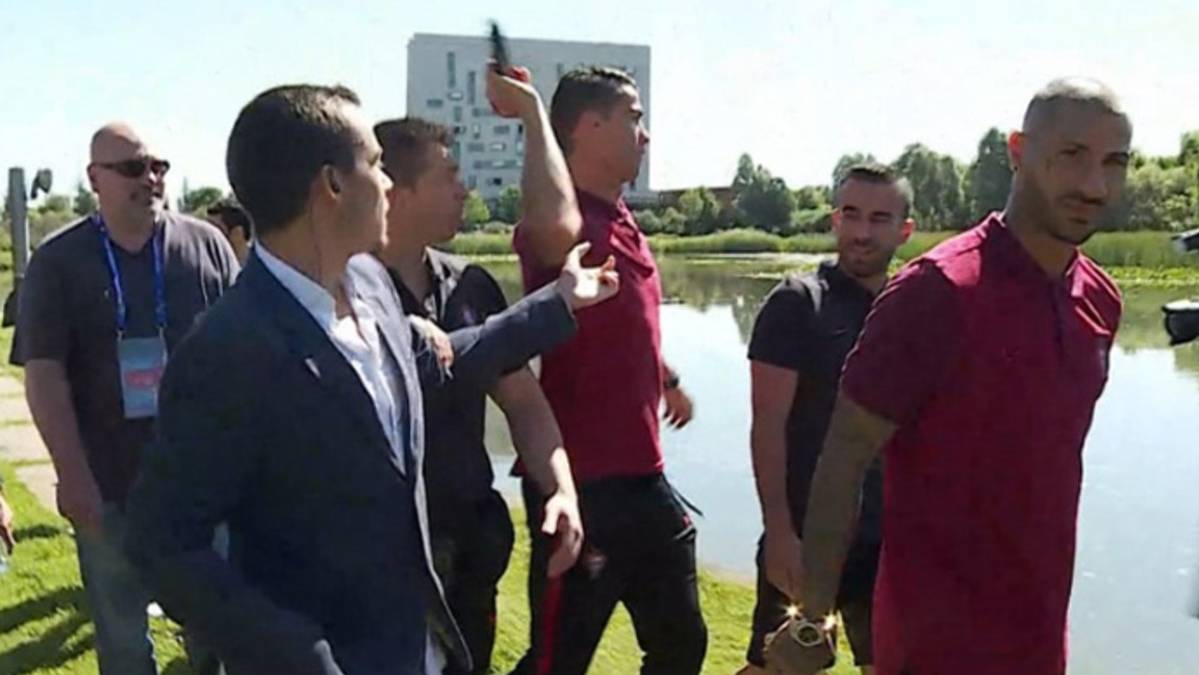 Cristiano Ronaldo, tirando el micrófono de un periodista a un lago