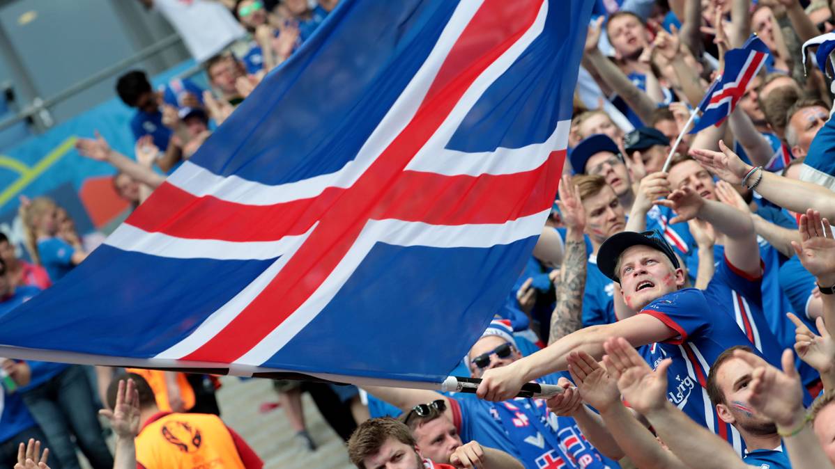 The fans of Iceland, celebrating the classification to eighth of the Euro 2016