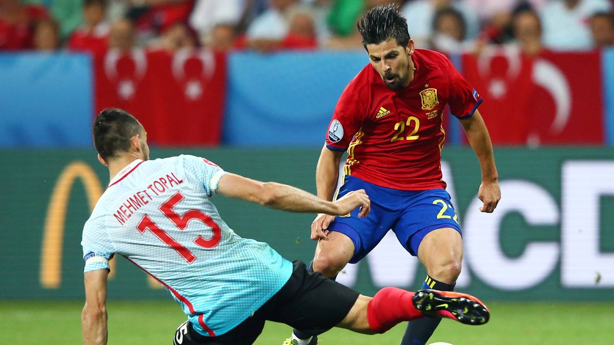 Nolito, regateando a un jugador de Turquía en la UEFA Euro 2016