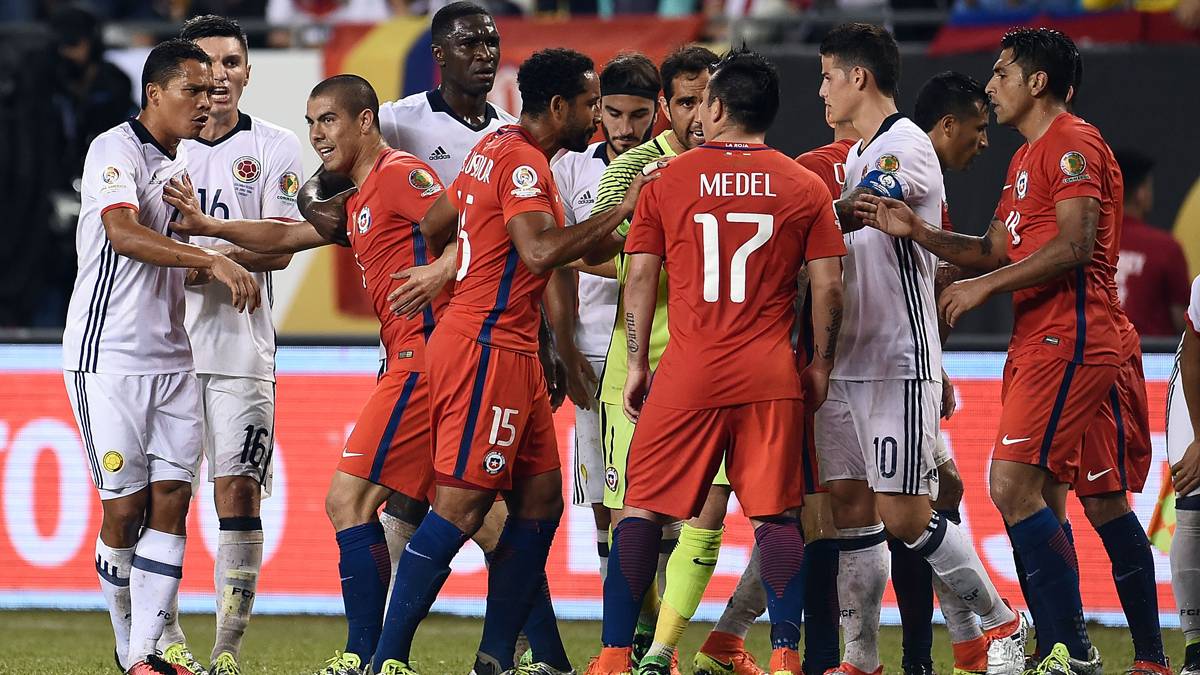 Los jugadores de Chile y Colombia, enzarzados en una disputa