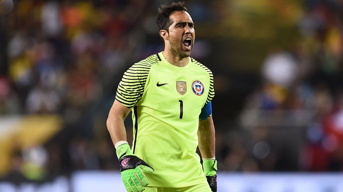 Claudio Bravo, celebrating the access of Chile to the final of the Glass America