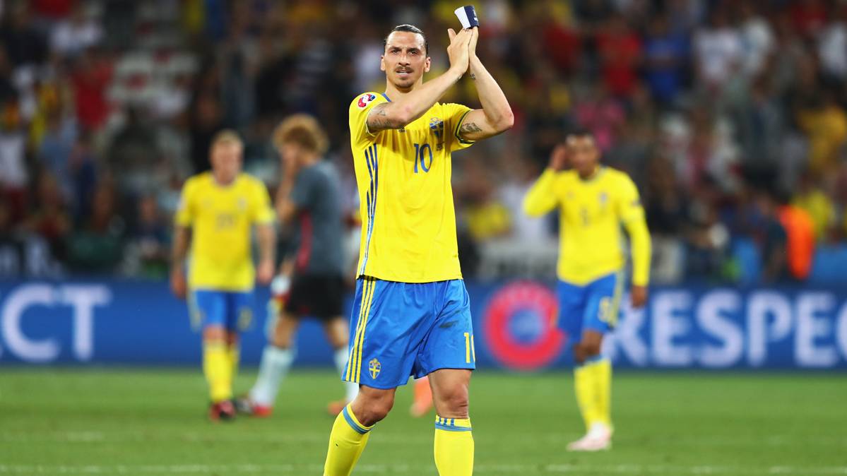 Zlatan Ibrahimovic, despidiéndose de la afición de Suecia
