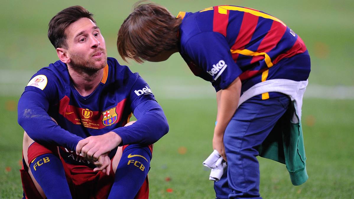 Lionel Messi, charlando con su sobrino tras la final de Copa del Rey