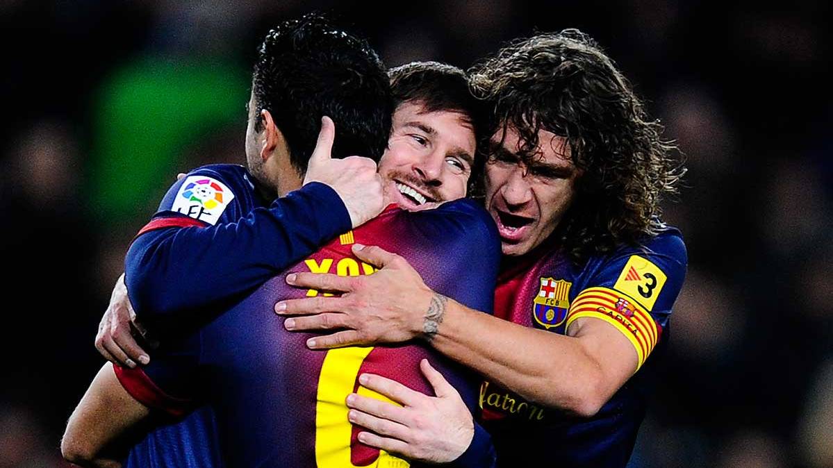 Leo Messi embracing to Xavi Hernández and to Carles Puyol