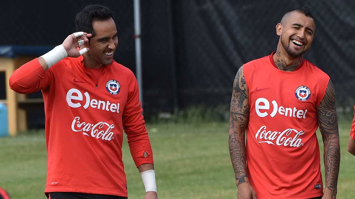 Arturo Vidal junto a Claudio Bravo en un entreno de Chile en esta Copa América Centenario 2016