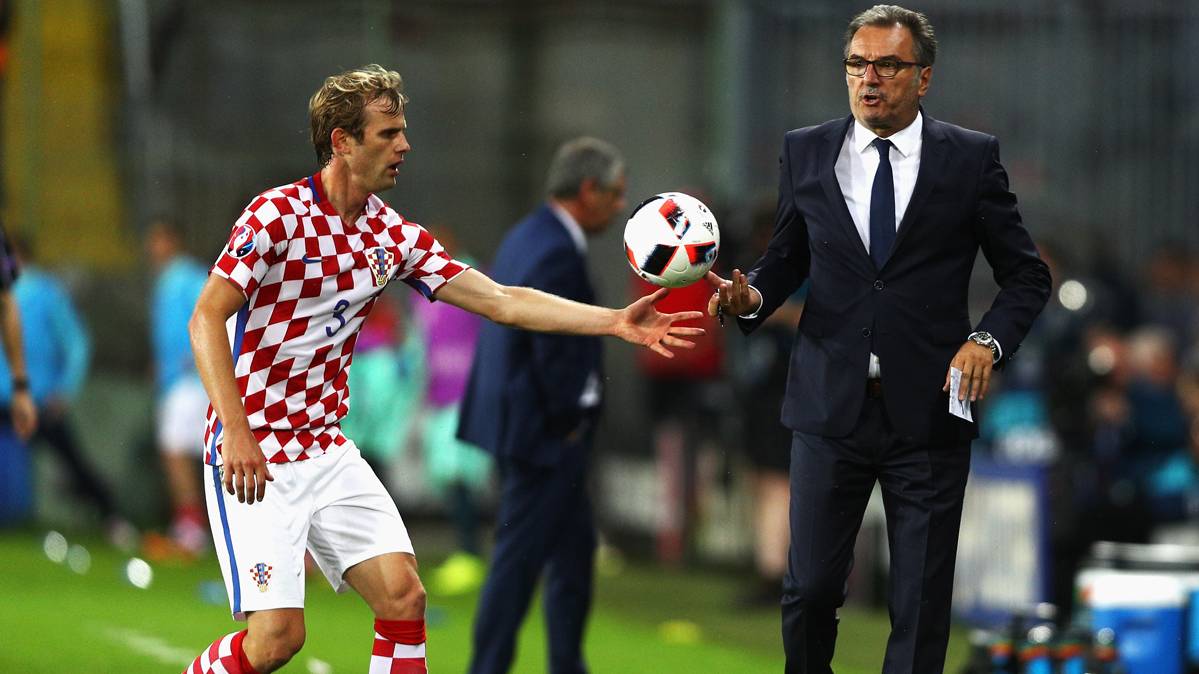 In front of Cacic, happening a balloon to his player Ivan Strinic