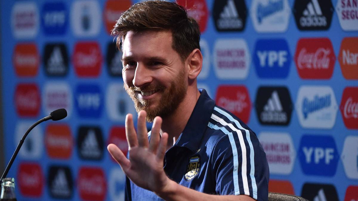 Leo Messi, hablando en rueda de prensa con Argentina