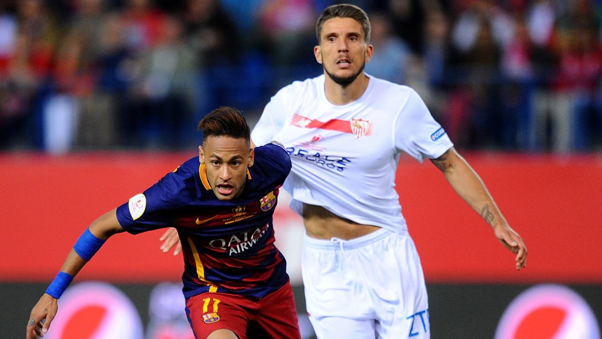 Neymar Jr, struggling by a balloon with Daniel Carriço, of the Seville