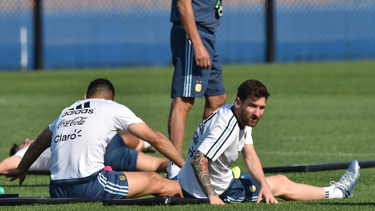Leo Messi, estirando en un entrenamiento de Argentina