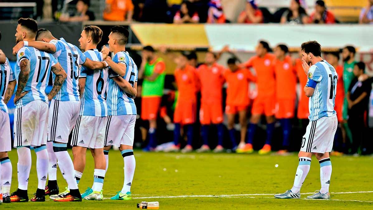 Leo Messi viendo los lanzamientos de penalti en la fichal Argentina-Chile