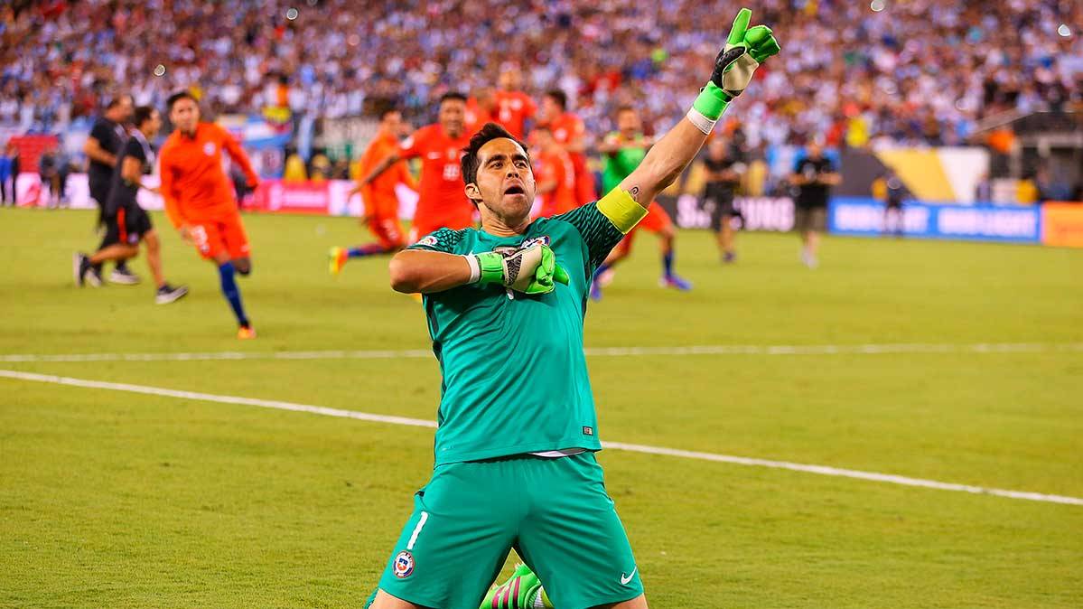 Claudio Bravo celebrates the victory of Chile on Argentina in the Glass Centenarian America