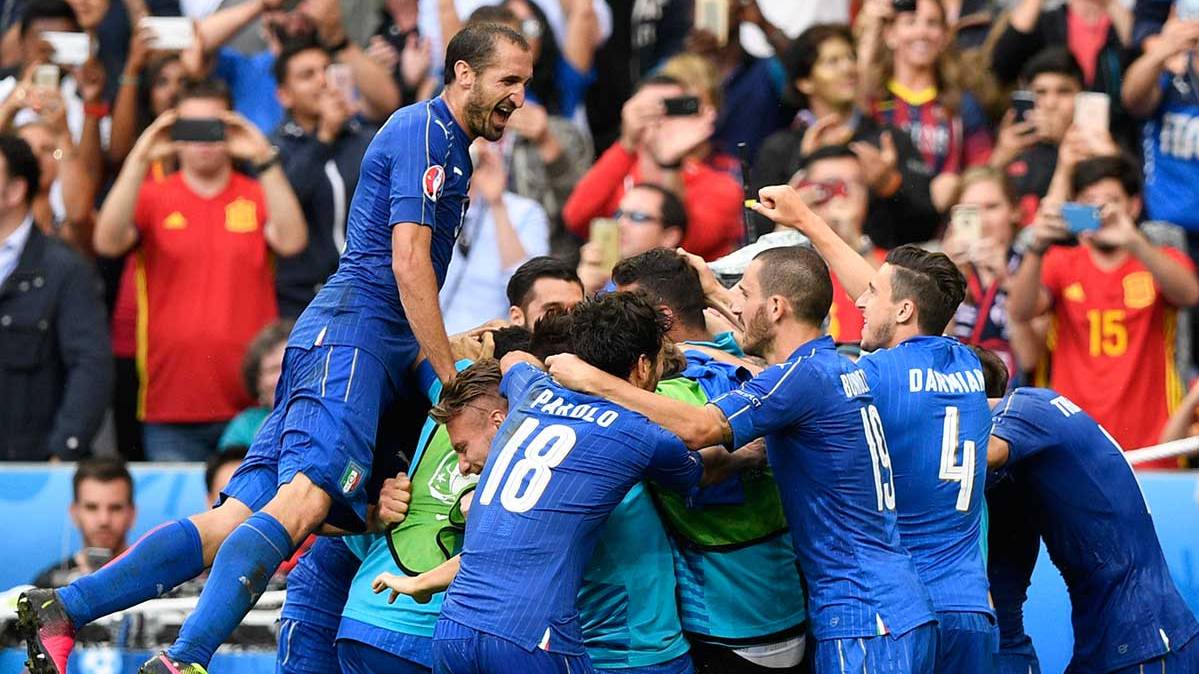 Italy celebrates the second goal of Graziano Pellè to Spain