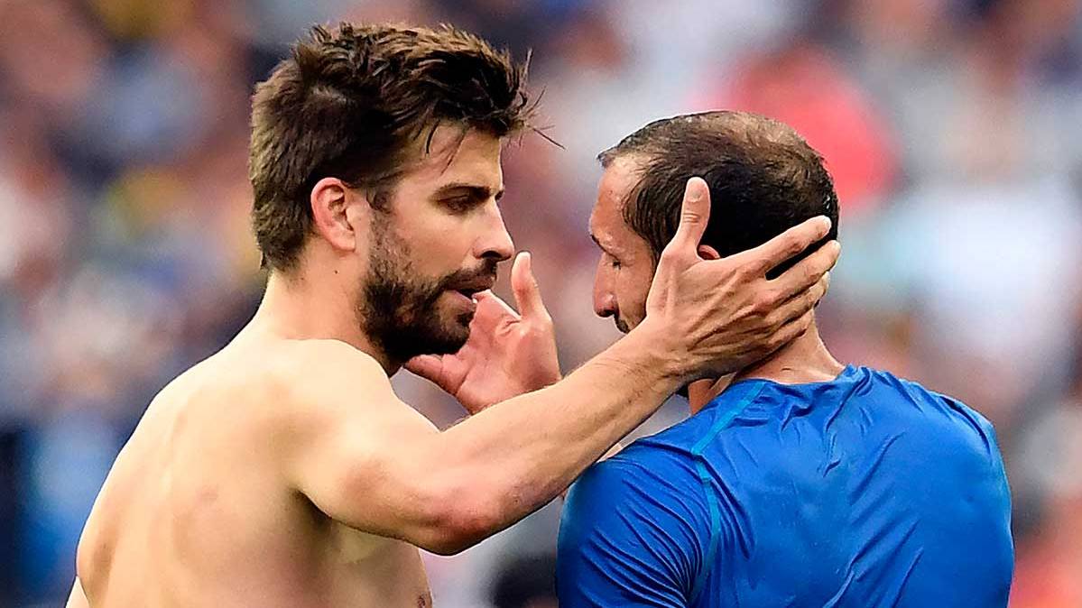 Gerard Hammered greeting to Chiellini when finish the Spain-Italy