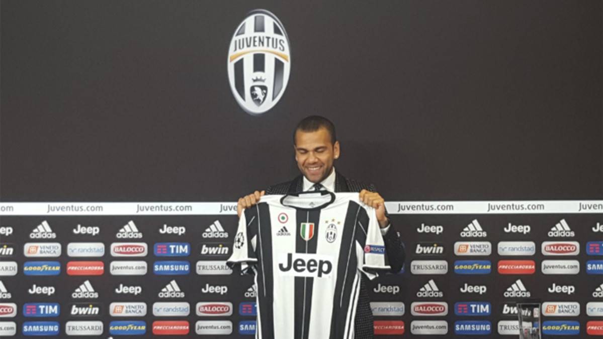 Dani Alves en la presentación como nuevo jugador de la Juventus de Turín