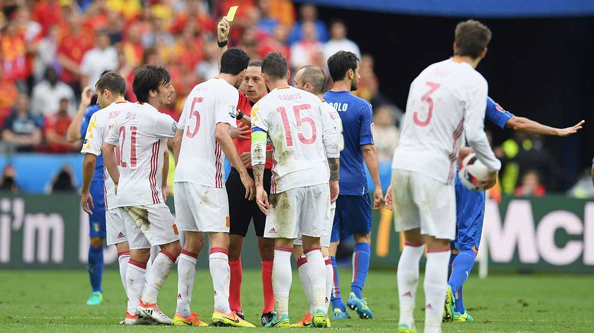 The players of Spain in the party in front of Italy