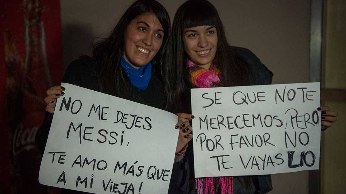 Two fans ask him to Leo Messi that it do not leave the Argentinian selection