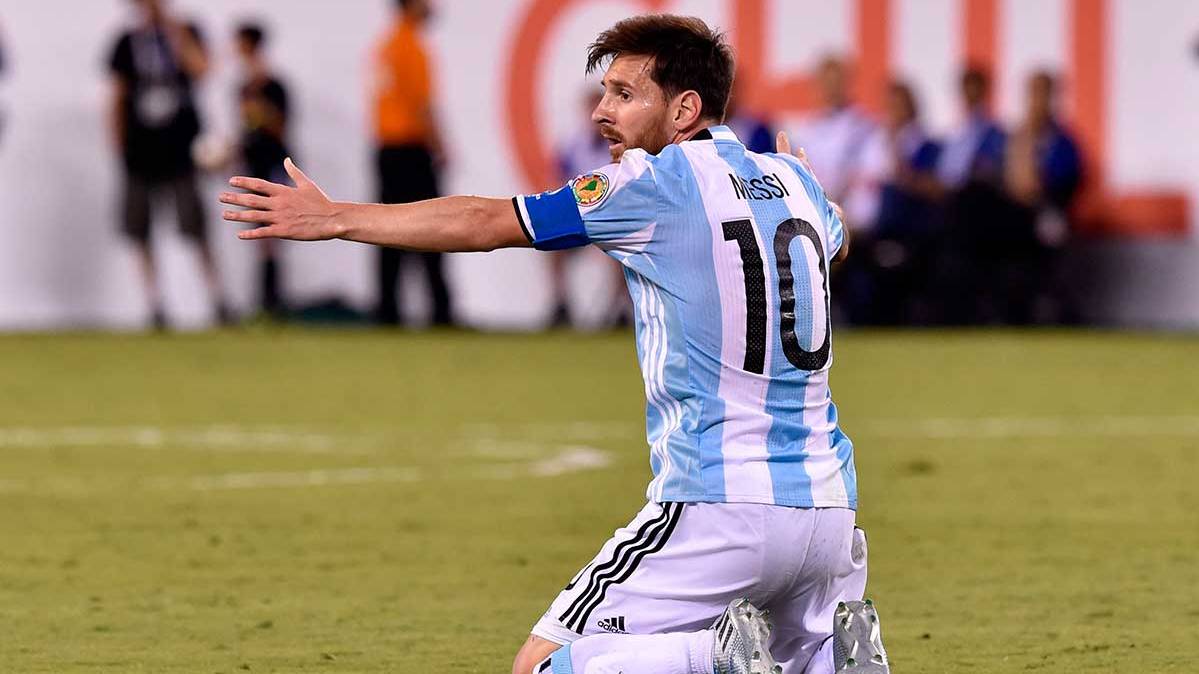Leo Messi, desesperado en una acción del partido de Argentina frente a Chile en la Copa América