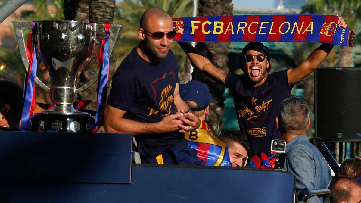 Mascherano y Neymar en las celebraciones por la Liga BBVA 2015-2016