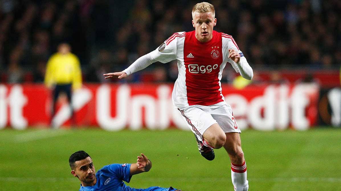 Donny van de Beek en un partido con el Ajax en la Europa League ante el Molde