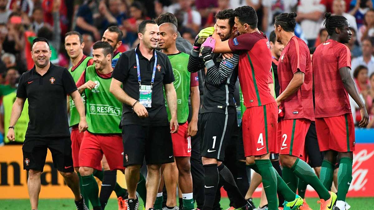 Portugal celebrates his classification for semifinals of the Eurocopa by the expense of Poland