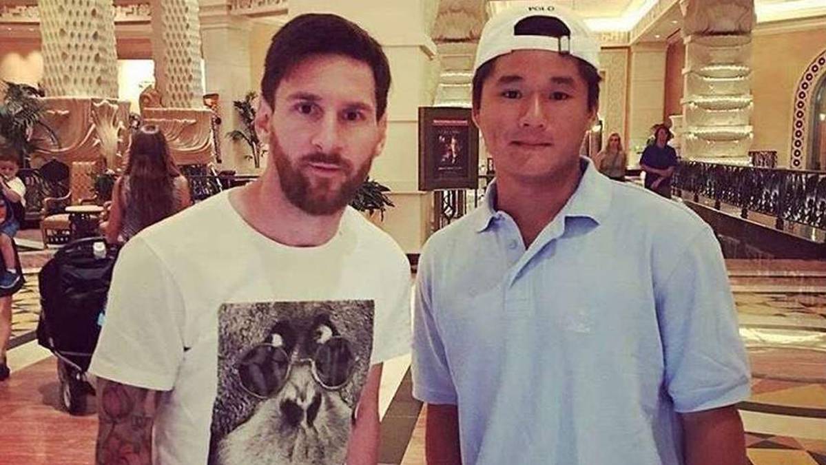 Lionel Messi, posing in a photography beside a fan