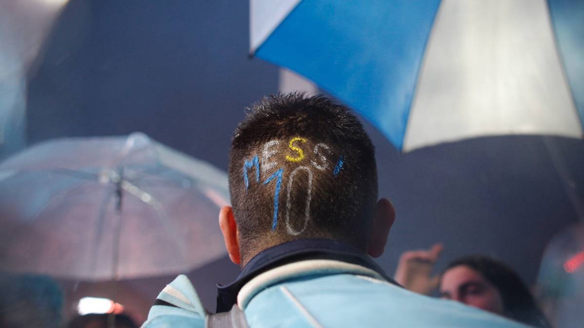 Un aficionado, con el nombre de Leo Messi grabado en la cabeza