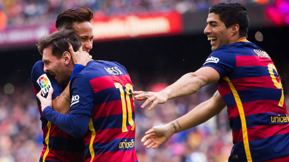 El tridente del FC Barcelona, celebrando un gol en el Camp Nou