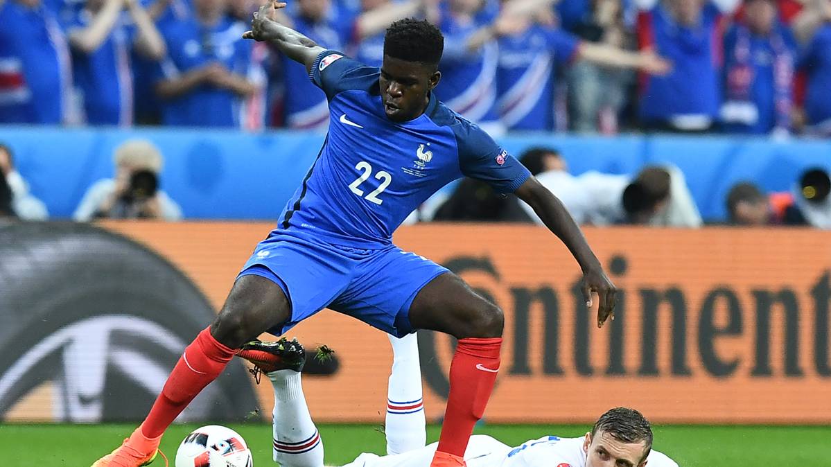 Samuel Umtiti, struggling by a balloon with a player of Iceland