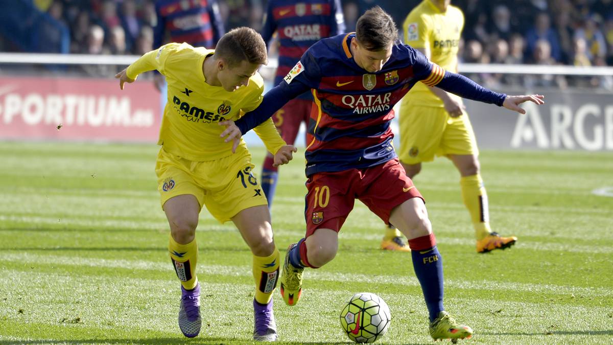 Denis Suárez, intentando robar un balón a Leo Messi
