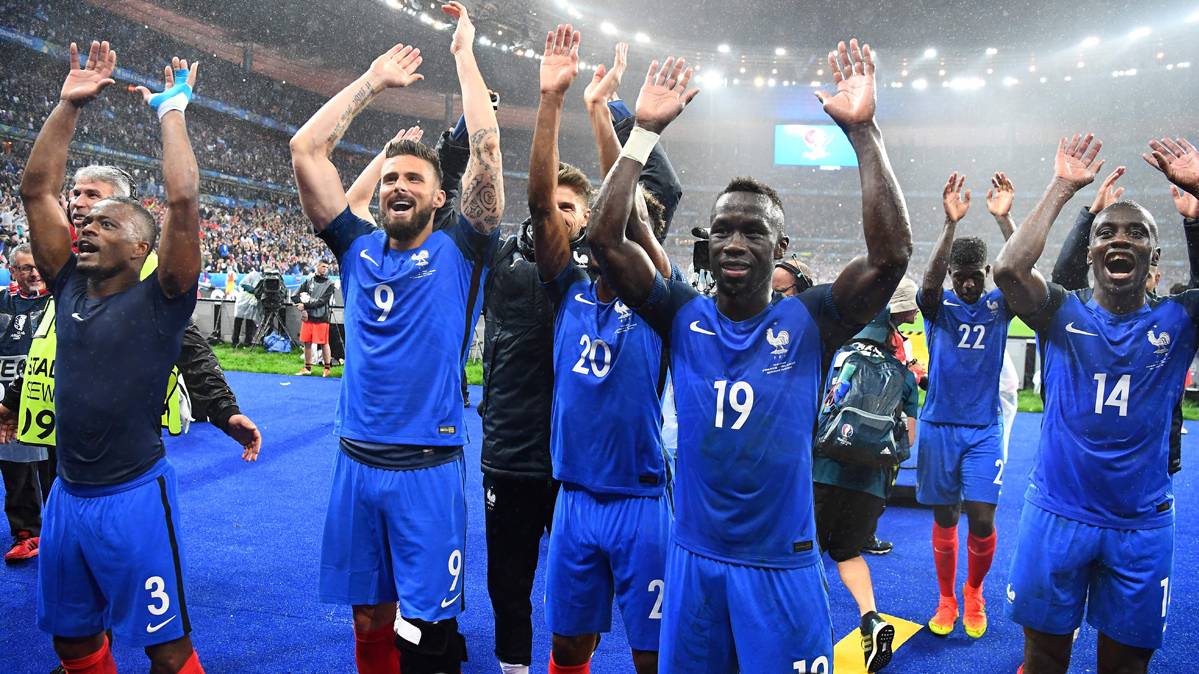 La selección de Francia, saludando a la grada tras eliminar a Islandia