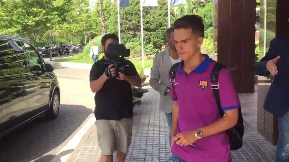 Denis Suárez, going in to the installations of the FC Barcelona