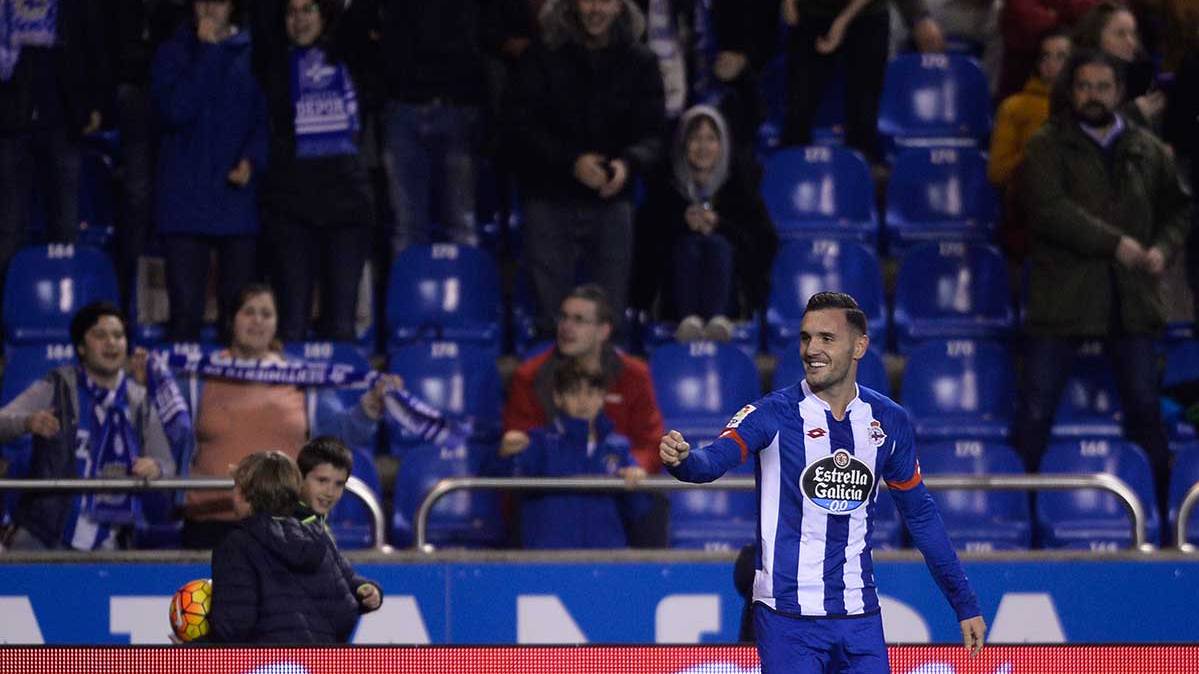 Lucas Pérez celebrating one of the 15 goals achieved in LaLiga this 2015-2016