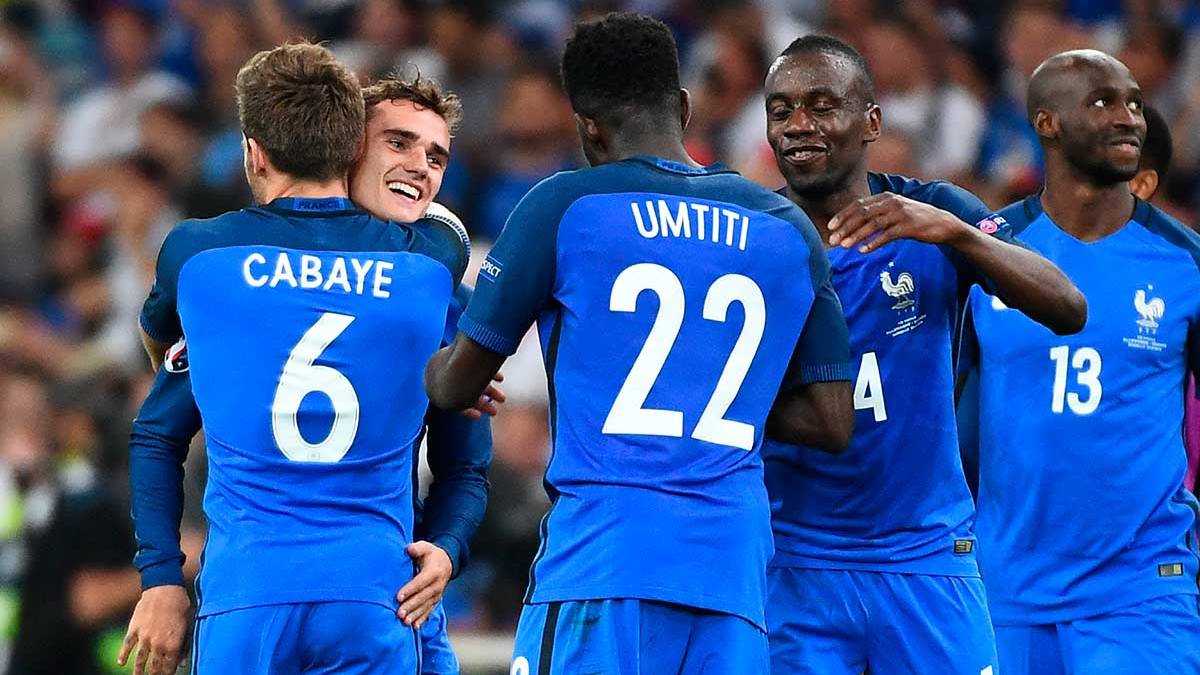 Samuel Umtiti beside the rest of mates of France celebrating the pass to the final of the Eurocopa