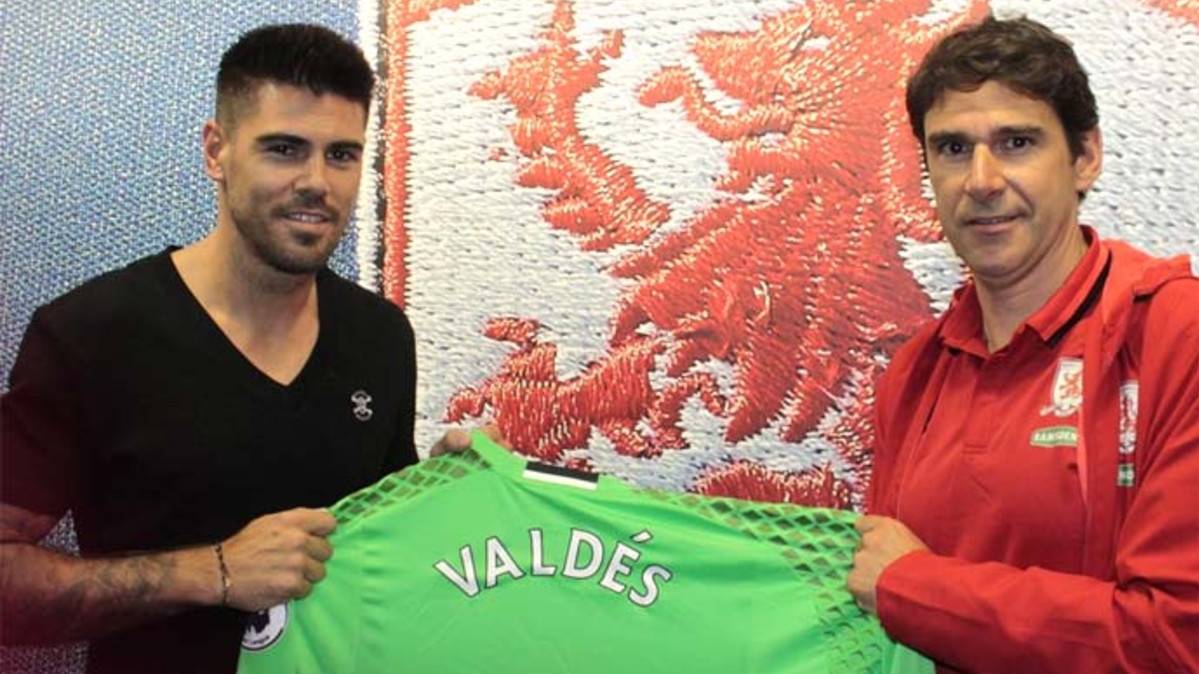 Víctor Valdés junto a Aitor Karanka tras firmar su contrato con el Middlesbrough