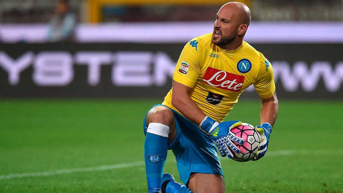 Pepe Reina, posible sustituto de Bravo, en un partido con el Nápoles