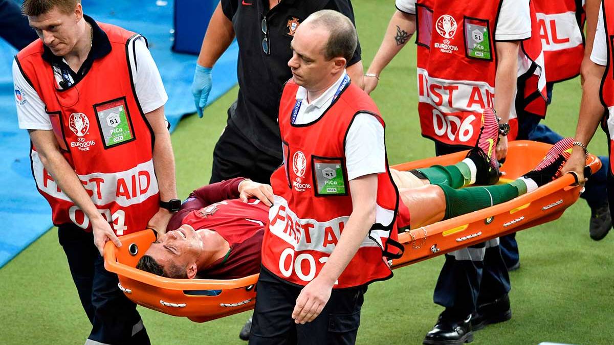 Cristiano Ronaldo abandoning lesionado and in stretcher the final of the Eurocopa of France