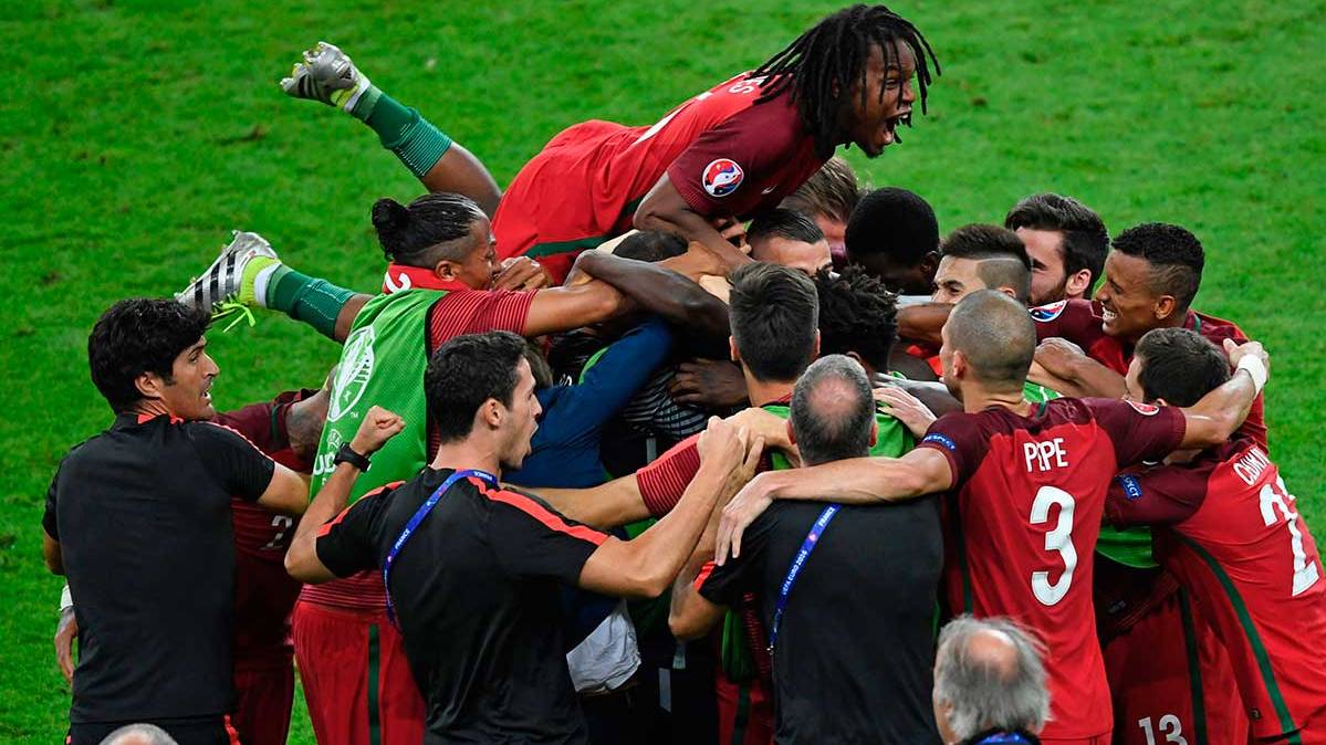Portugal celebrating the goal of the victory of Éder in front of France