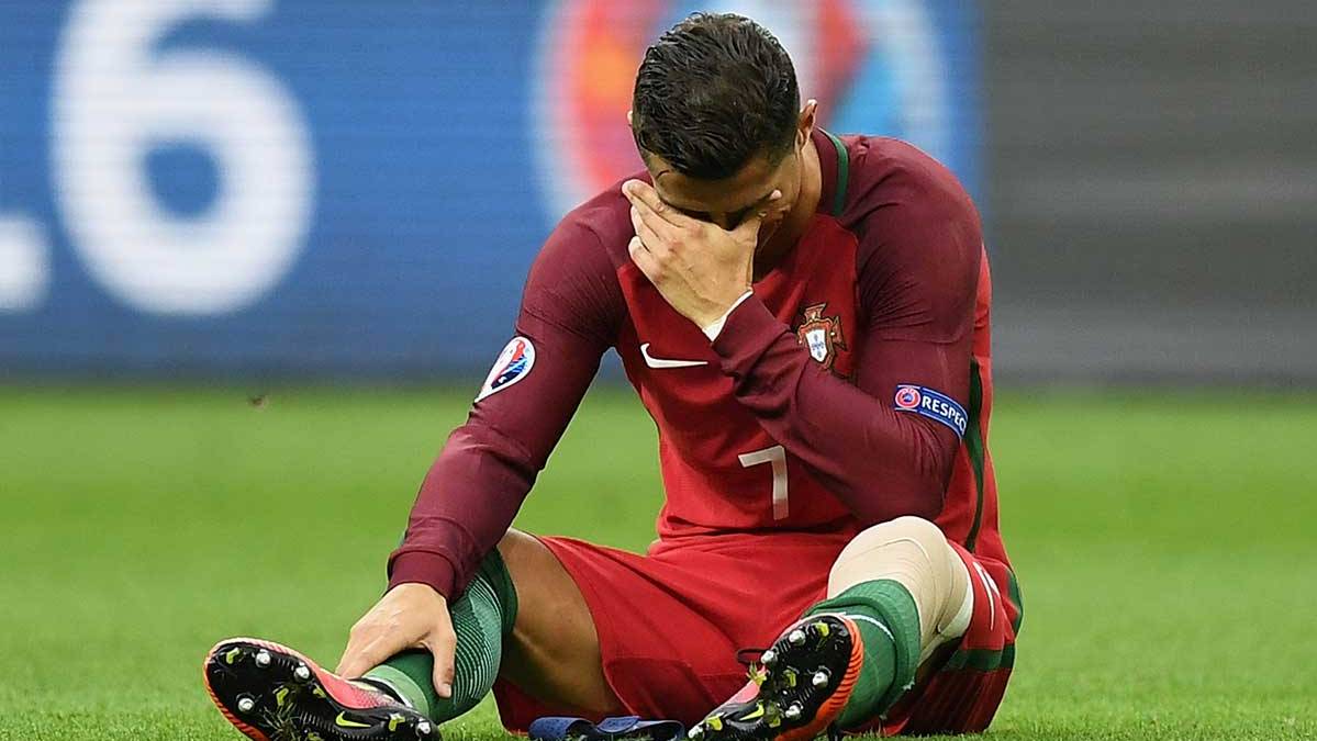 Cristiano ronaldo, shattered by his injury in the left knee