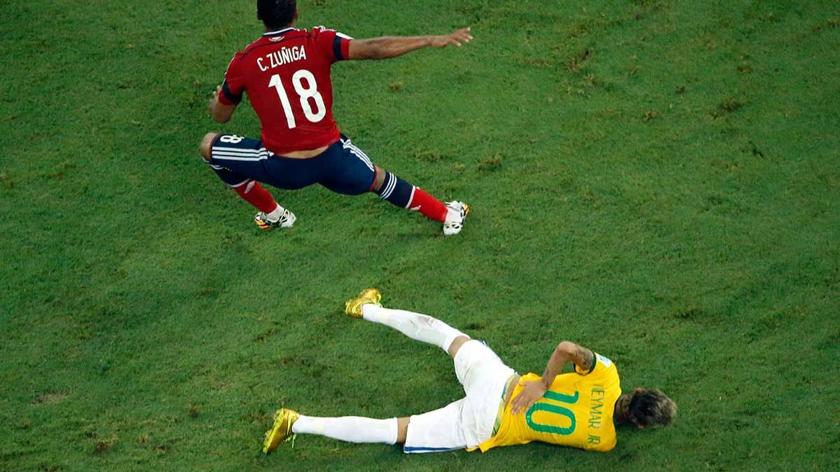 Neymar, tumbado en el verde tras la lesión que le provocó Zuñiga