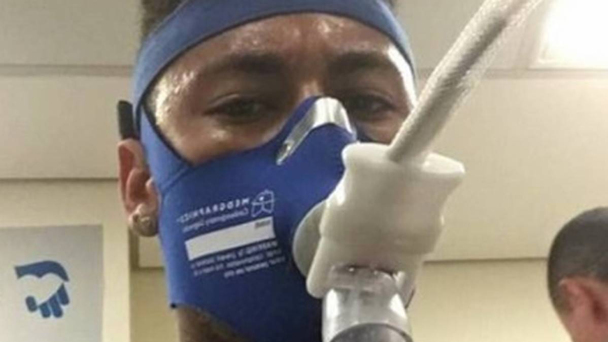 Neymar junto a una máscara para comprobar su estado pulmonar