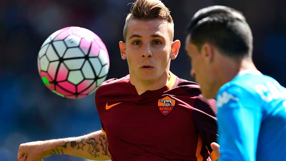 Lucas Digne en un partido con la AS Roma esta pasada campaña