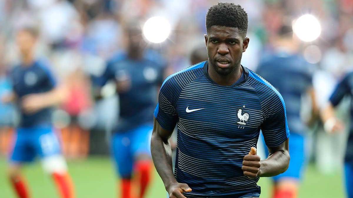 Samuel Umtiti heating with France in a party