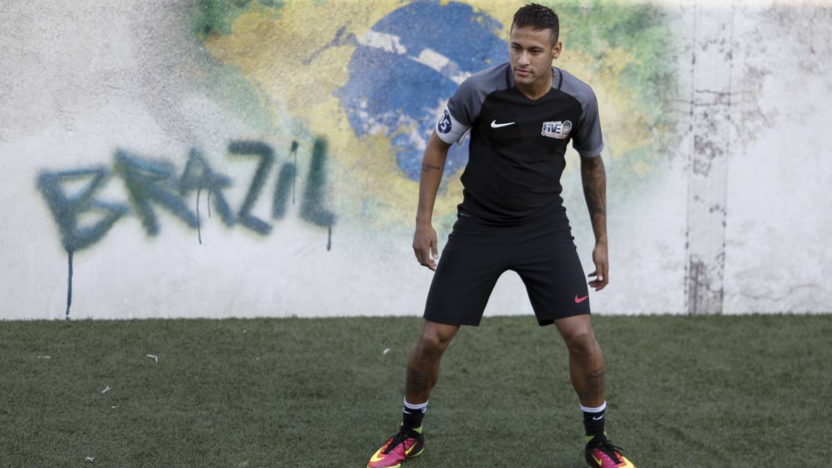 Neymar Jr, participando en un acto solidario en Brasil