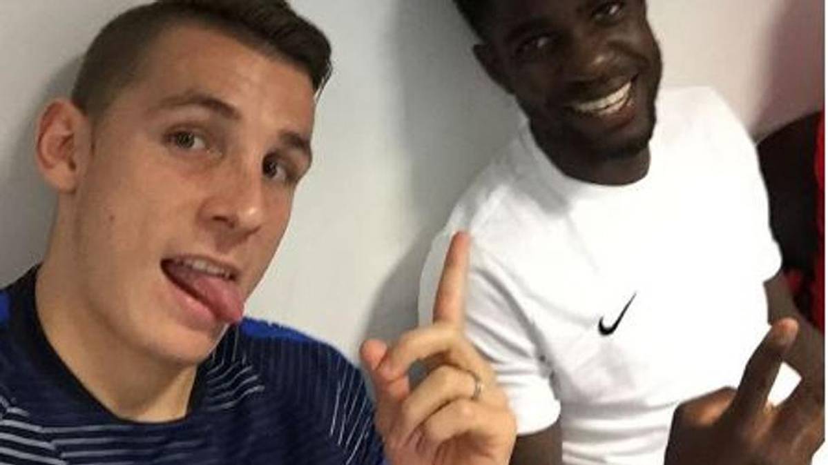 Lucas Digne, kidding in a photography with Samuel Umtiti