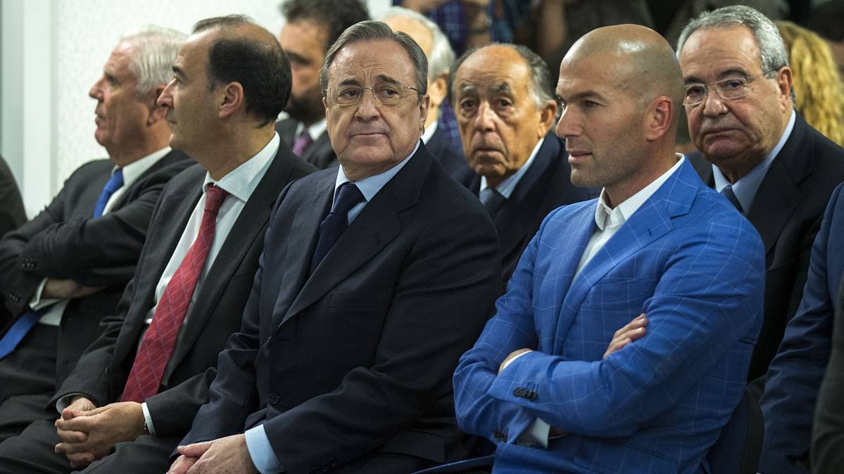 Florentino Pérez, beside Zinedine Zidane in an act of the Real Madrid