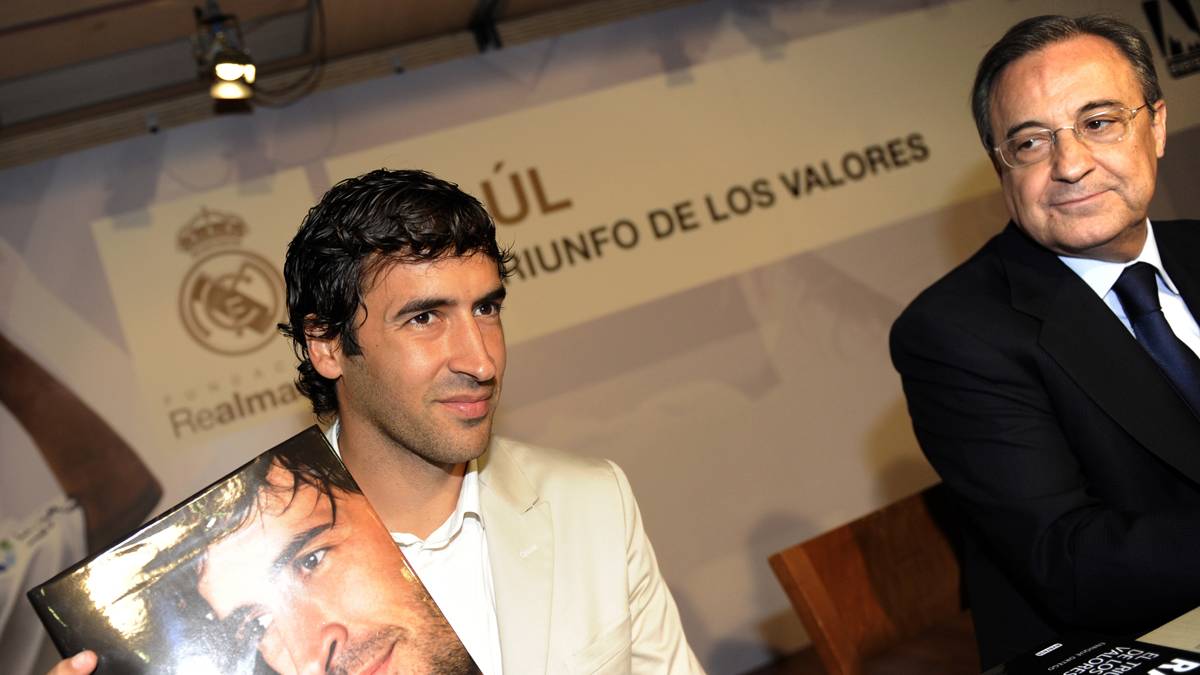 Raúl González and Florentino Pérez, in an image of archive of 2010