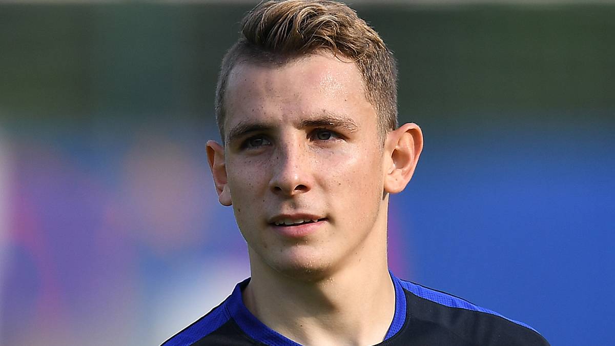 Lucas Digne, in the concentration of the French selection