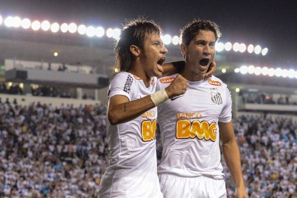 Neymar y Ganso celebrando un gol con el Santos