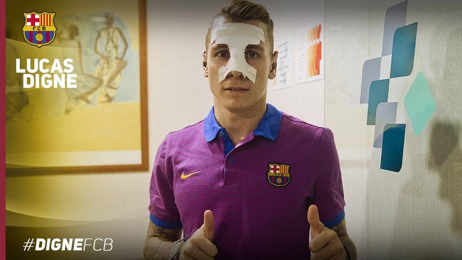 Lucas Digne, con un aparatoso vendaje en el rostro